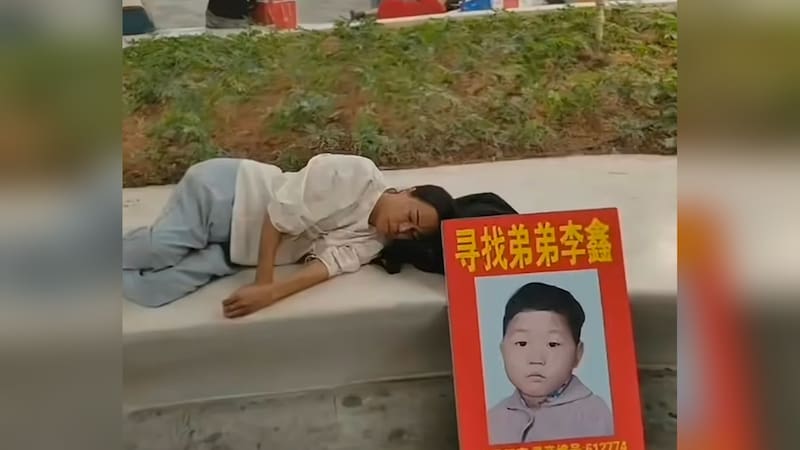 Li Lin yace junto a la única fotografía que conserva de su hermano. Pasó tres décadas buscándolo