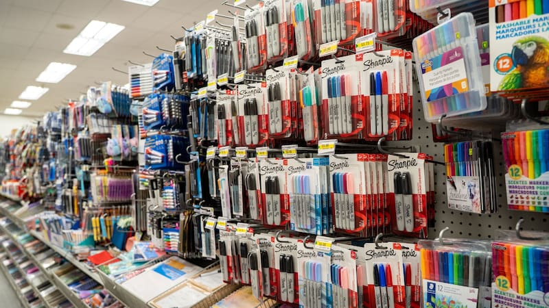 Un letrero con la leyenda “Cerrado de forma permanente” apareció en las cortinas de la histórica sucursal matriz de Papelerías Tokio. Imagen ilustrativa.