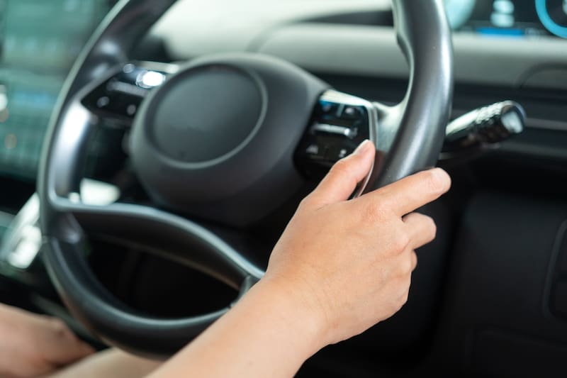 Los conductores deben demostrar que su automóvil ha superado satisfactoriamente una inspección de emisiones certificada. Fuente: Shutterstock.