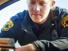 Atención | Qué deben hacer los conductores si un policía les exige que detengan el vehículo, de acuerdo con el DMV de California