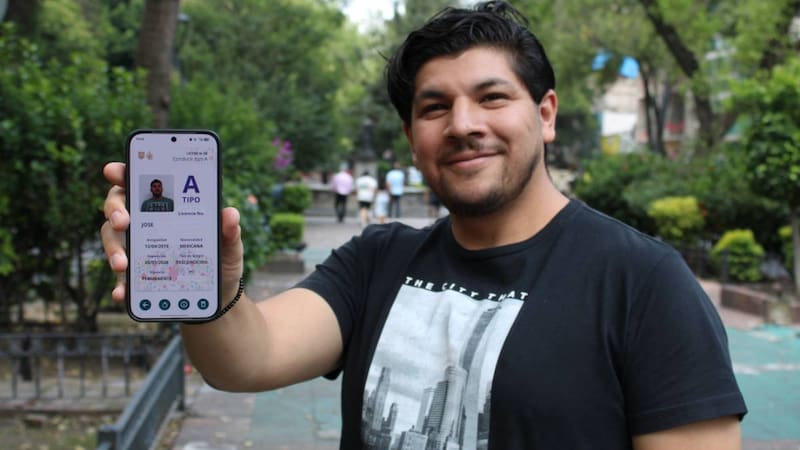 Hombre muestra desde su culular la Licencia de Conducir Tipo A.