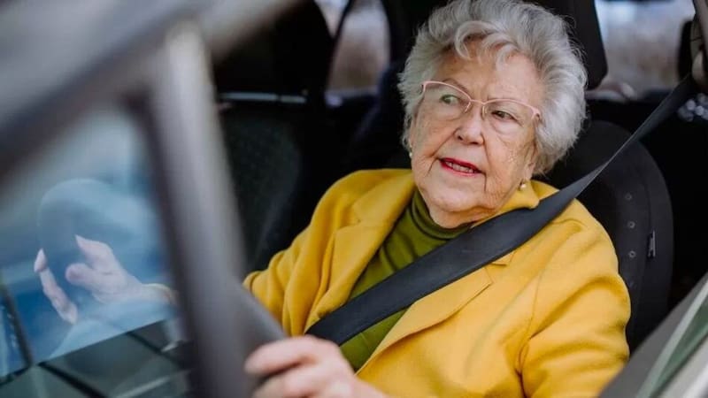 Entró en vigor una regulación federal para conductores mayores, impulsada por el Departamento de Transporte (DOT), que redefine cómo se evalúa la aptitud al volante de las personas de 70 años o más. Imagen: archivo.