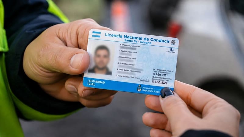 La Ley 24.449 establece multas y la quita de cinco puntos de la licencia por transportar cargas que comprometan la visibilidad del vehículo.