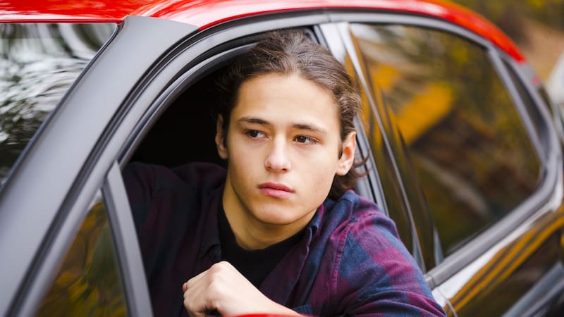 Los menores de 18 años no pueden circular durante la noche sin un acompañante mayor de 25 con licencia. Fuente: Freepik