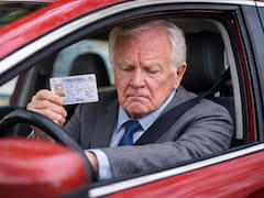 Fin de la licencia de conducir | Las personas mayores tendrán automáticamente prohibido renovar el carnet si no cumplen con este requisito obligatorio