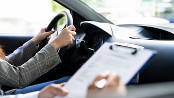 Confirmado | Por decisión del Gobierno, prohibirán la licencia de conducir a todas las personas a partir de esta edad