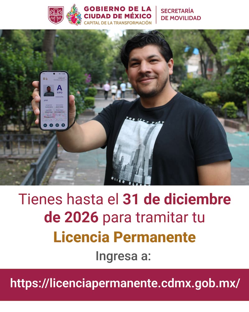 Hombre muestra licencia de conducir tipo A en su celular.