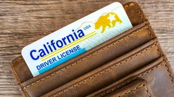Confirmado por el DMV de California: así puedes renovar tu licencia de conducir en simples pasos y con pocos requisitos