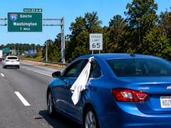 Colgar una tela blanca en la ventana de un coche en movimiento: qué significa y para qué lo usan