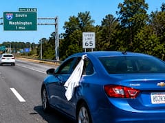 Colgar una tela blanca en la ventana de un coche en movimiento: qué significa y para qué se usa