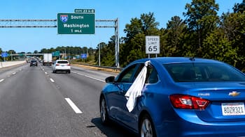 Colgar una tela blanca en la ventana de un coche en movimiento: qué significa y para qué se usa