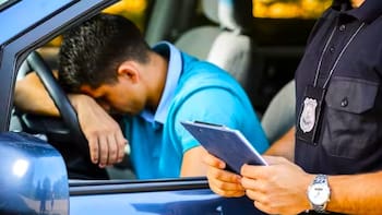 Oficial | El Gobierno revisará coche por coche y multará a todos los conductores y pasajeros que lleven este objeto