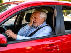 El Gobierno prohíbe la renovación automática y online a todas las personas mayores de 70 años: ahora deberán realizar el trámite en persona