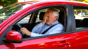 El Gobierno prohíbe la renovación automática y online a todas las personas mayores de 70 años: ahora deberán realizar el trámite en persona