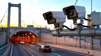 Oficial | Desde julio comenzaron a funcionar nuevas cámaras en puentes y túneles para vigilar y multar a los conductores que excedan la velocidad permitida