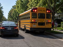 Medida oficial | Por orden del Gobierno, revisarán caso por caso y castigarán a todos los conductores que adelanten un autobús escolar detenido: cuáles son las sanciones