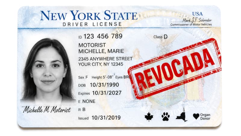 En el estado de Nueva York, el Departamento de Vehículos Motorizados (DMV) exige a sus conductores que cumplan con las reglas de circulación legal.