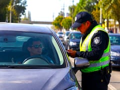 Es oficial | Por orden del gobierno, revisarán coche por coche y castigarán con sanciones a los ciudadanos y extranjeros que no tengan esto en el frente