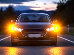 Hacer doble seña de luces en un coche en movimiento: qué significa y para qué se usa