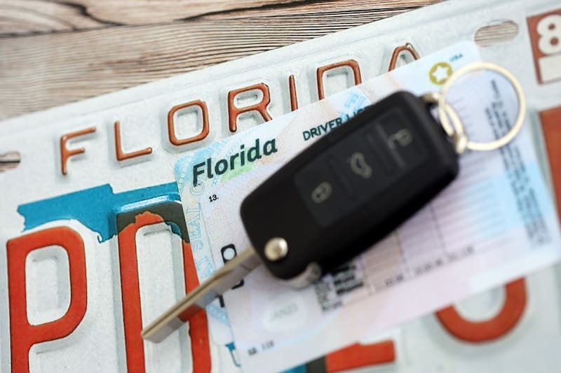 En el estado de Florida todos aquellos residentes que posean un automóvil registrado dentro del territorio deben contar en todo momento con una cobertura de seguro activa, con dos pólizas básicas.