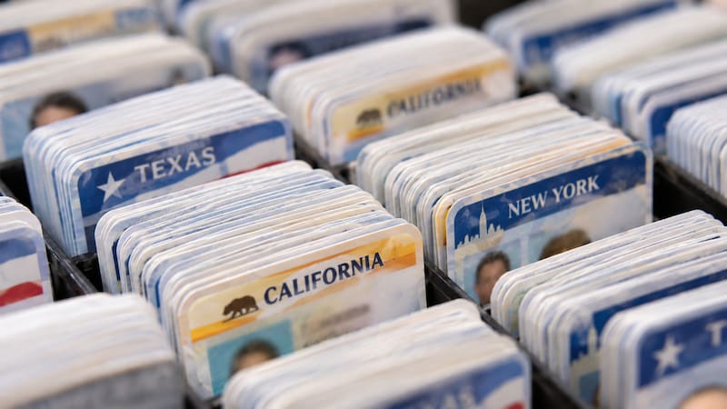 En Estados Unidos, cada jurisdicción tiene distintas disposiciones legales que regulan esta infracción y sus consecuencias.