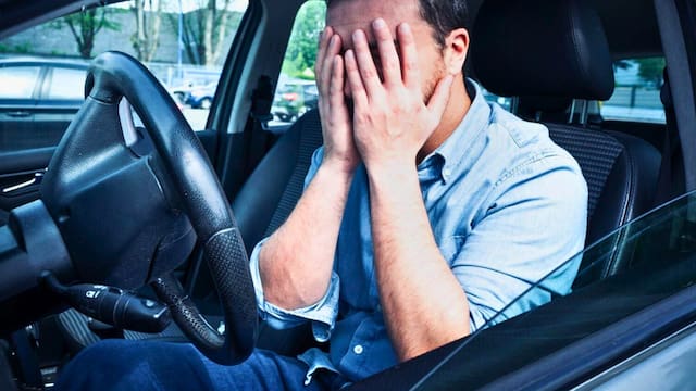 Es oficial | Sancionan y aplican multas a todos los conductores que no cumplen esta norma, aunque no haya señales luminosas