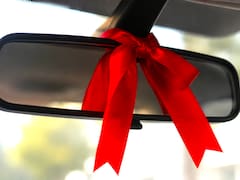 Atar una cinta roja al espejo de un coche en movimiento: qué significa y para qué se usa