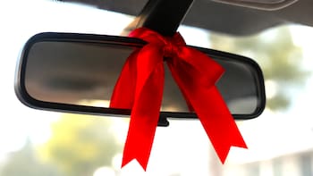Atar una cinta roja al espejo de un coche en movimiento: qué significa y para qué se usa
