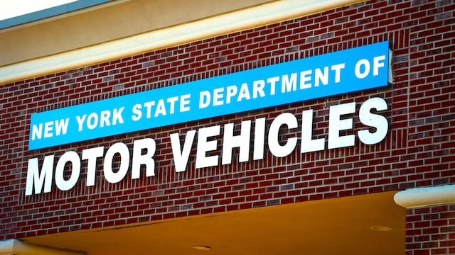 Nueva York confirmó la peor noticia | Multarán hogar por hogar a ciudadanos y extranjeros que demoraron este trámite con su documento