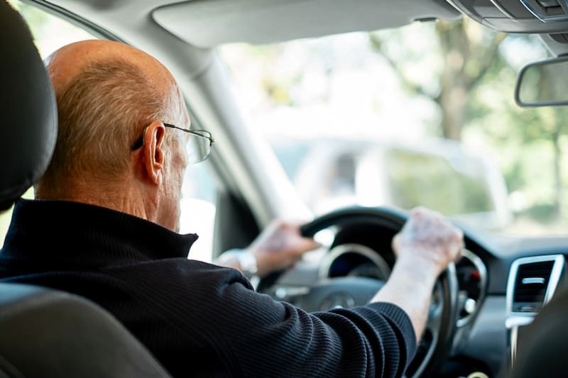 Endurecen los requisitos para renovar el registro de conducir en personas mayores. Imagen: archivo.