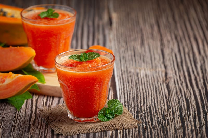 Jugo de papaya en las mañanas. Fuente: Freepik.