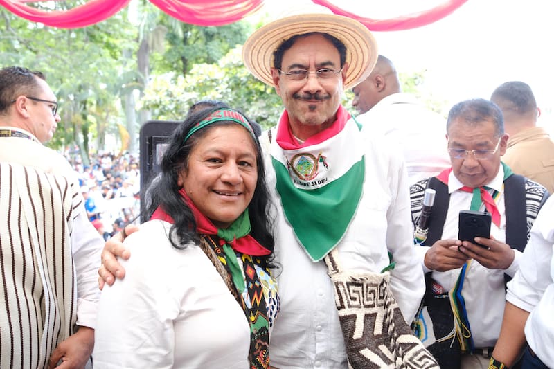 AME2479. BOGOTÁ (COLOMBIA), 09/03/2026.- Fotografía cedida por la campaña del senador colombiano Iván Cepeda (c-d), candidato presidencial de la coalición oficialista Pacto Histórico, posando junto a la líder indígena nasa y senadora Aída Quilcué (c-i) durante un evento de campaña. Cepeda anunció este lunes que Quilcué será su compañera de fórmula a la Vicepresidencia para las elecciones del próximo 31 de mayo. . EFE/ Nelson Cárdenas/ Campaña Iván Cepeda