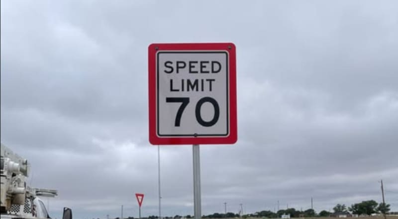 El uso del borde rojo fue autorizado por la Administración Federal de Carreteras (FHWA) tras una solicitud de TxDOT en marzo de 2003.