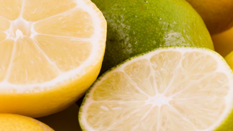 Especialistas en nutrición coinciden en que incorporar limón en la alimentación diaria, de forma adecuada, puede contribuir a una mayor estabilidad glucémica. Imagen: archivo.