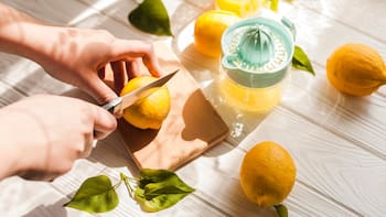 Sacarle más jugo a los limones: el truco viral que causa furor en redes sociales: lleva solo 30 segundos