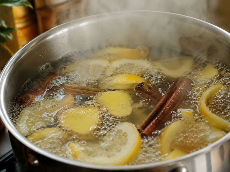 La mezcla suele tomarse caliente, especialmente durante los meses fríos o después de las comidas.