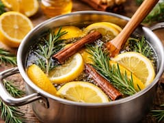 Hervir cáscara de limón, canela y romero: para qué sirve y por qué lo recomiendan