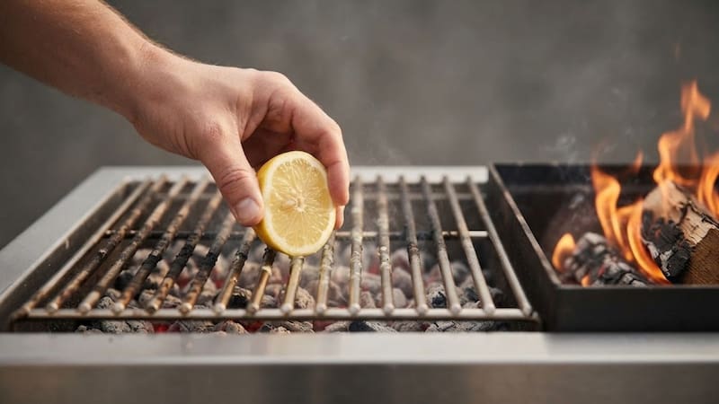 El limón puede ayudar a limpiar la parrilla.