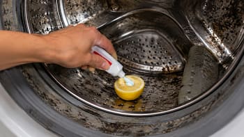 Poner pasta de dientes y medio limón dentro del lavarropas: para qué sirve y por qué lo recomiendan