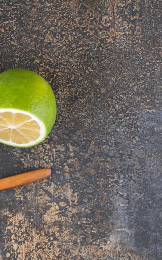 Mezclar limón con sal: el método viral para desinfectar el hogar que compite con la lavandina