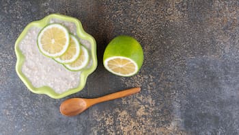 Mezclar limón con sal: el método viral para desinfectar el hogar que compite con la lavandina