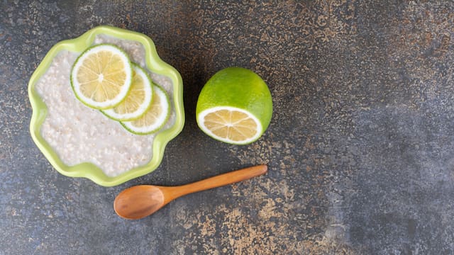 Mezclar limón con sal: el método viral para desinfectar el hogar que compite con la lavandina