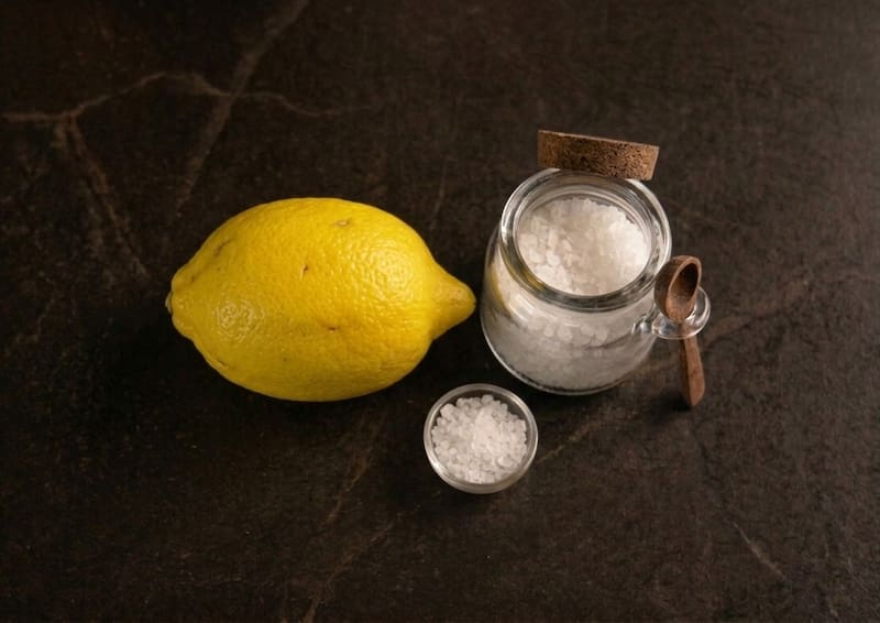 El limón y la sal gruesa sirven para quitar malos olores de las superficies.