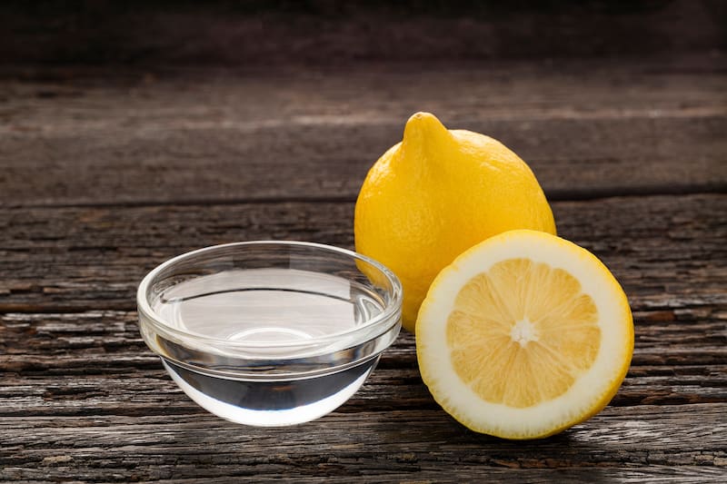 La combinación de ingredientes naturales como el vinagre blanco y el jugo de limón ofrece una alternativa ecológica y económica frente a los limpiadores comerciales.