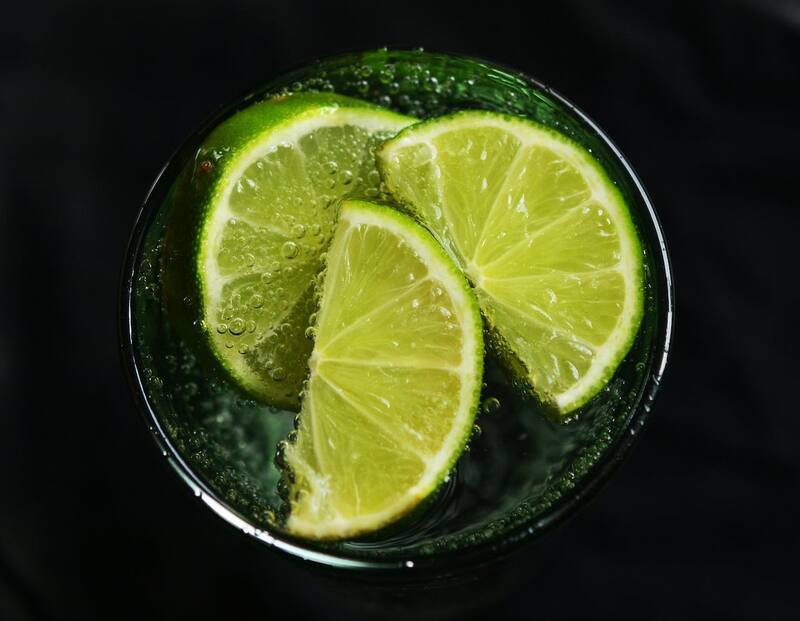 Tomar limón. Fuente: Pixbay.