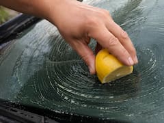 Frotar limón en el parabrisas del auto: por qué recomiendan hacerlo y para qué sirve