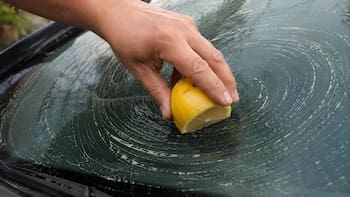 Frotar limón en el parabrisas del auto: por qué recomiendan hacerlo y para qué sirve