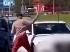 Violenta reacción de un limpiavidrios contra un auto: atacó a un conductor a la salida de un reconocido shopping