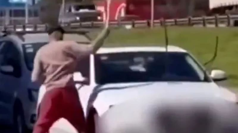 Violenta reacción de un limpia vidrios contra un auto: atacó a un conductor a la salida de un reconocido shopping.