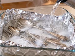 El truco para limpiar cubiertos con papel de aluminio, bicarbonato y agua caliente: no exige frotar con paciencia ni productos caros